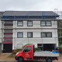 Dachsanierung mit Aufdachdämmung, Eindeckung mit Erlus E58S in Anthrazit, Dachfenstereinbau sowie Kaminbekleidung mit Winkelstehfalzsystem 🏡