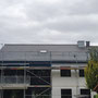 Dachsanierung mit Aufdachdämmung, Eindeckung mit Erlus E58S in Anthrazit, Dachfenstereinbau sowie Kaminbekleidung mit Winkelstehfalzsystem 🏡
