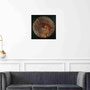 Mockup dient der Veranschaulichung. Bildnachweis:<a href="https://www.freepik.com/free-photo/chic-mid-century-modern-luxury-aesthetics-living-room-with-gray-velvet-couch-golden-lamp_18092368.htm">Image by Rawpixel.com freepik</a>
