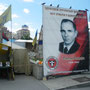 Wem ihr Herz gehört, wird an anderer Stelle deutlich. Der ukrainische Nationalist Stepan Bandera wird mit einem großen Plakat mitten auf dem Maidan geehrt. Foto: Stefan Korinth