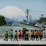 会場の本町小学校は、広い校庭と富士山を望むロケーション。