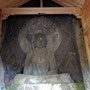 俗称「六道地蔵」は、像高3.2メートルの地蔵菩薩坐像で、覆屋で保護されている。像に向かって左の岩面に正安元年（1299年）の刻銘がある。