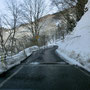 山の水を流しているので道路に雪が積もっていない。まさにエコ除雪です。