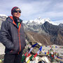 Helga mit dem Mt. Everest im Hintergrund. 