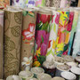 Geschenk-Papier in vielen Farben und Mustern