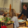 Ronald Bellstedt überreicht Urkunde und Geldpreis an die Grundschule Siebleben.