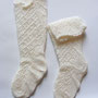 "huellas-herencias-calcetines", 2010. Talla en alabastro. 30x17x2cm.