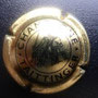 Marque : TAITTINGER N° Lambert : 81a Couleur : Or pâle et noir Description : Cavalier. Petit dessin. Nom de la marque dans cercle extérieur  Emplacement : 