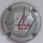Marque : NIZIOLEK - DEHU N° Lambert : 8 Couleur : Argent, centre blanc Description : Nom de la marque et initiales en lettres scripturales Emplacement : 