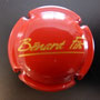 Marque : BENARD FILS N° Lambert : 1 Couleur : fond rouge, lettres doré Description : Nom du producteur  Emplacement : 010-02-05 