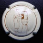 Marque : GENERIQUE  N° Lambert : 695 Couleur : Crème et marron Description : Homme debout devant un tonneau  Emplacement : 