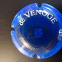Marque : VENOGE (de) N° Lambert : 14 Couleur : Bleu, centre bleu  Description : Blason 3 étoiles, surmonté d'un heaume et encadré par 2 lions  Emplacement : 104-08-01