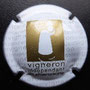 Marque :  VIGNERON INDEPENDANT N∞ Lambert : 2 Couleur :  Blanc et or Description : Homme portant un tonneau  Emplacement :