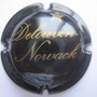 Marque :  DELOUVIN - NOWACK N° Lambert : 3 Couleur :  Noir et or, étoile striée Description : Etoile striée au-dessus du nom du producteur  Emplacement : 040-06-04