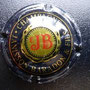 Marque : JANISSON - BARANDON & fils N° Lambert : 9 Couleur : Noir, Or et Rouge Description : Initiales JB en lettres rouges dans un cercle or. Contour noir Emplacement : 