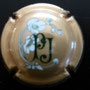 Marque : PERRIER - JOUET N° Lambert : 64 or pâle Couleur : Or pâle , Grand brut. Fleurs vert et blanc au verso Description : Nom de la marque et fleurs roses  Emplacement : 088-03-01