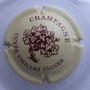 Marque : Petre N° Lambert : 1 Couleur : Crème et marron foncé, écriture fine Description : Cuvée vieilles vignes  Emplacement : 