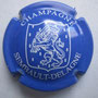 Marque :  SEMBAULT - DELAGNE N° Lambert : 5 Couleur :  Bleu pâle et blanc, petites lettres Description : Blason contenant un lion   couronné tenant une épée  Emplacement : 098-03-03