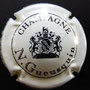 Marque : GUEUSQUIN Nicolas  N° Lambert : 1 Couleur : Crème et noir Description : Blason encadré de deux chevaux Emplacement : 