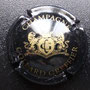 Marque : COLLARD - GREFFIER N° Lambert : 1 Couleur : Noir et or Description : Initiales dans un cartouche couronné et encadré par deux lions - Nom de la marque  Emplacement : 