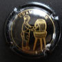 Marque : GENERIQUE  N° Lambert : 567 Couleur : Noir et or  Description : Homme remplissant une bouteille au tonneau  Ref perso : 904-08-05