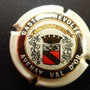 Marque : REVOLTE Gaston N° Lambert : 1 Couleur : Fond crème Description : Blason couronné et   entouré de deux ceps portant des   grappes de raisins Emplacement : 