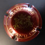 Marque : MALARD JL N° Lambert : 2 Couleur : G dans l'écusson - Bordeaux et or . Grand cru Description : Lettre G dans blason couronné, soutenu par deux lions  Emplacement : 074-04-02