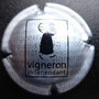Marque :  VIGNERON   INDEPENDANT N° Lambert : 8 Couleur :  Argent Description : Homme portant un   tonneau  Emplacement :