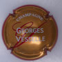 Marque : VESSELLE Georges N° Lambert : 6b Couleur : Or, Blanc et rouge. Contour rouge Description : Initiales cursives sur nom de la marque  Emplacement : 