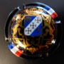 Marque : MAILLY N° Lambert : 2 Couleur : Barré Bleu, blanc, rouge Description : Blason grappe et flûte, couronné, soutenu par deux lions  Emplacement : 074-02-01