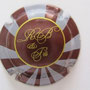 Marque : BARBICHON Robert et Fils N° Lambert : 6 Couleur : Bordeaux Description : Initiales dans un cercle  Emplacement : 