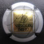 Marque : NIZIOLEK - DEHU N° Lambert : 8a Couleur : Gris argenté, centre or Description : Nom de la marque et initiales en lettres scripturales Emplacement : 