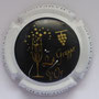 Marque : GRAPPE d'OR (la) N° Lambert :  Couleur : Contour blanc, noir et or Description : coupe et grappe - nom de la marque  Emplacement : 