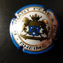 Marque : RUINART N° Lambert : 25 Couleur : Contour bleu vif - diam 32mm  Description : Blason contenant un chevron deux étoiles et un coeur surmonté par une couronne et tenu par deux lions  Emplacement :