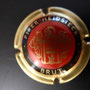 Marque : PIPER-HEIDSIECK N° Lambert : 114 - points en haut Couleur : Rouge, Contour Or. Brut.  Description : Blason contenant des hiéroglyphes surmonté d'un heaume  Emplacement : 090-03-01