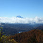 唐松尾根の途中で富士山が雲の上から出てきました！！大菩薩湖の紅葉も見事でした。