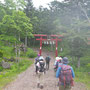 二荒山神社の鳥居をくぐって、登山スタートです。