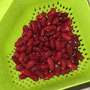 Kidneybohnen in ein Sieb geben, gründlich unter Wasser spülen und gut abtropfen lassen