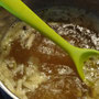 Wasser, Gemüsebrühe, Lorbeerblatt, Pimentkorn und grob gehackte Zwiebel in einem Topf zu einem Sud aufkochen