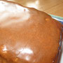 Glasur mit dem Backpinsel auf den abgekühlten Kuchen auftragen