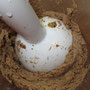 Kidneybohnen in den Mixbecher füllen, alles sehr gründlich mit einem Stabmixer pürieren