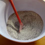 Mehl, Zucker, Mohn, Vanillezucker und Backpulver in einer Schüssel gründlich vermischen