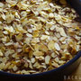 APFEL-ZIMT-KUCHEN MIT MANDELBLÄTTERN