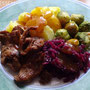 MOCK DUCK MIT KARTOFFELN, SAUCE, ROT- UND ROSENKOHL
