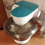Alle Zutaten mit Küchenmaschine/Handmixer (Knethaken) zu glattem Teig verkneten