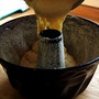 Teig in eine leicht gefettete und ggf. mit Mehl oder Paniermehl ausgestreute 22cm große Gugelhupfform füllen