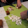 TOFU UND RÄUCHERTOFU WERDEN IN FORM GEBRACHT
