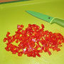 Paprika in kleine Würfel schneiden