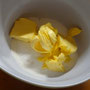 Zucker, Vanillezucker und zimmerwarme Margarine in eine Rührschüssel geben