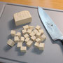 Tofu in 1x1x1cm große Würfel schneiden